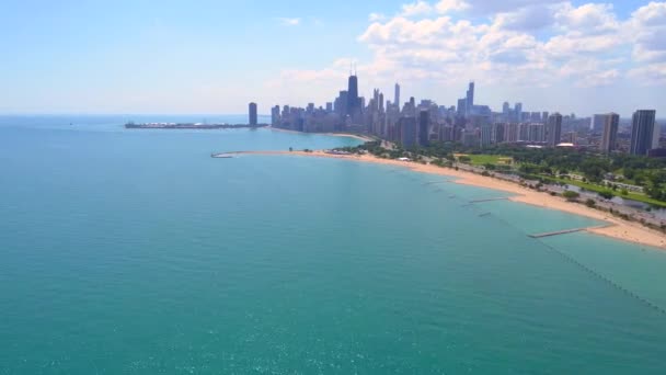 Video udara hyperlapse pantai chicago di danau — Stok Video