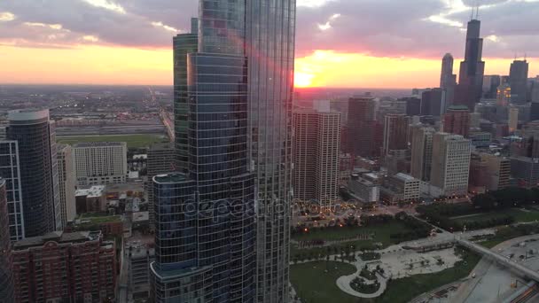 Воздушный закат показывает Чикаго 4k — стоковое видео