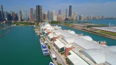 Navy Pier bir Chicago dönüm noktası 