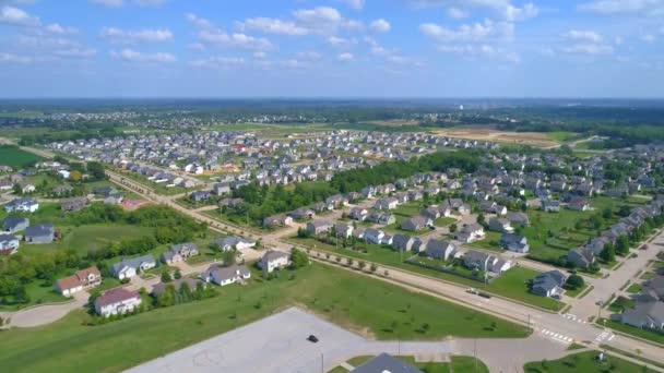 Luchtfoto klim over een woonwijk — Stockvideo