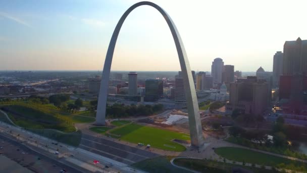 Drone aéreos video flythrough de St. Louis Gateway Arch 4k 60p — Vídeo de stock