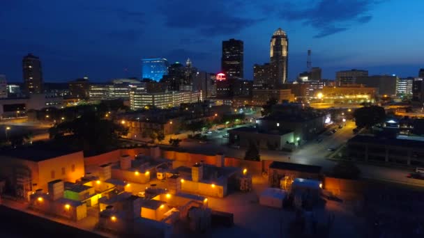 Night aerial Des Moines Iowa — Stock Video