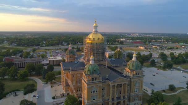 Des Moines and State Capitol Building — Stock Video