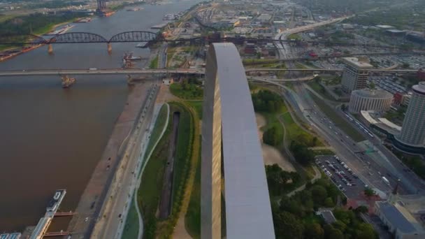 Órbita aérea St Louis Arch 4k 60p — Vídeos de Stock