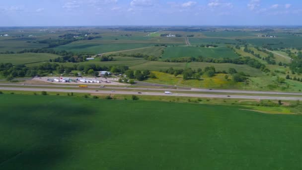 Aerial strzał gruntów rolnych i truck stop relaksacyjna — Wideo stockowe