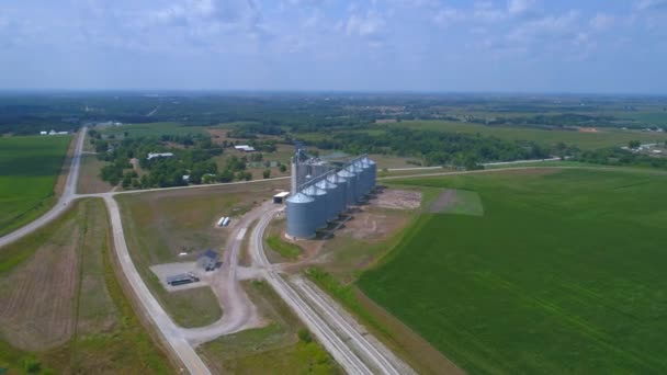 Almacenamiento aéreo de silos de vídeo en tierras de cultivo 4k 60p — Vídeo de stock