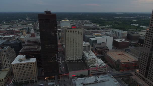 Downtown Des Moines på twilight — Stockvideo