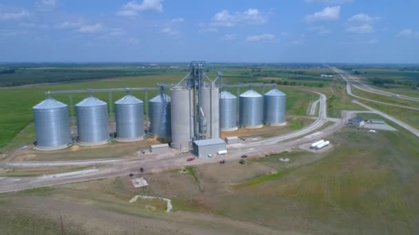 Industriële boerderij silo — Stockvideo