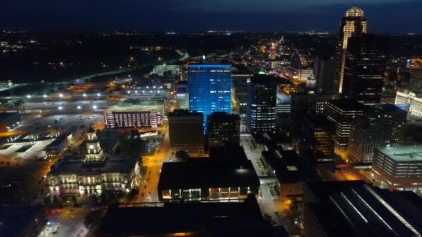 Drone de vuelo nocturno lateral de la ciudad — Vídeo de stock