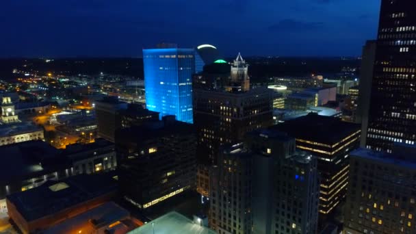 Noc v centru města Des Moines — Stock video