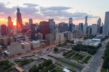  Downtown Chicago Millenium Park gün batımında