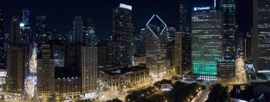 Geceleri hava görüntü Downtown Chicago