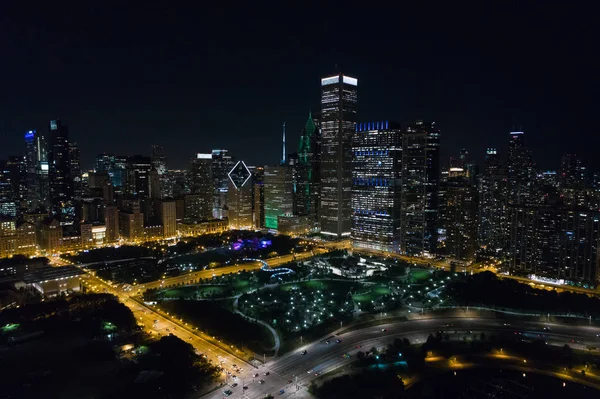 Downtown Chicago ve Millennium Parkı — Stok fotoğraf