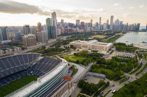 Campo de soldados y el centro de Chicago —  Fotos de Stock