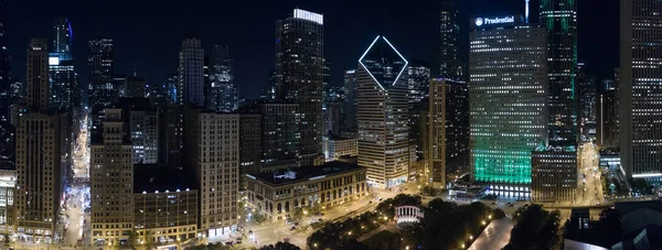 Картинки в центре Чикаго ночью — стоковое фото