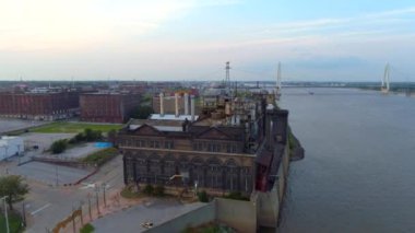 Anteni terk endüstriyel enerji santrali Mississippi Nehri 4k 60p