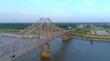 Hava yörünge Martin Luther King Bridge Mississippi Nehri 4k 60p