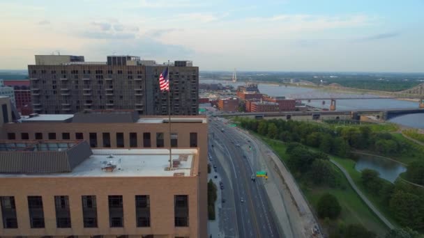 Orbite aérienne Drapeau Américain St Louis sur Hyatt hotel — Video