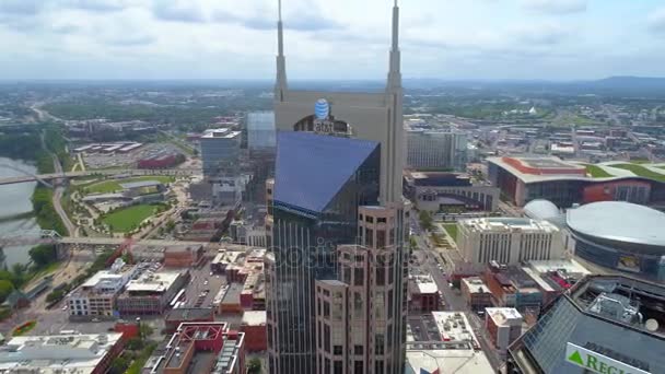 Видео с воздушной орбиты Atnt Building Downtown Nashville — стоковое видео