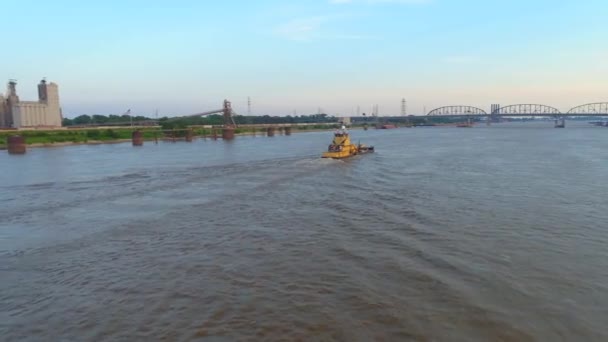 Endüstriyel Mississippi Nehri'nin 4k teknede 60p — Stok video