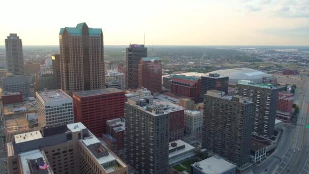 Видео с воздуха в центре Сент-Луиса — стоковое видео