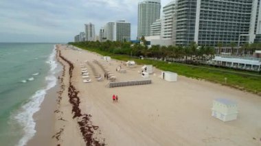 Plaj 4k Miami plajında şezlong