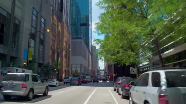 Їзда на велосипеді через центр міста Чикаго — стокове відео