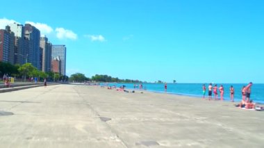  Chicago'da güneşlenme insanlar