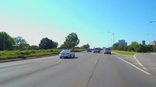 Jazdy jazdy brzegu jeziora Chicago zjazdu Wilson Avenue — Wideo stockowe