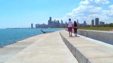 Chicago'da güneşlenme insanlar 