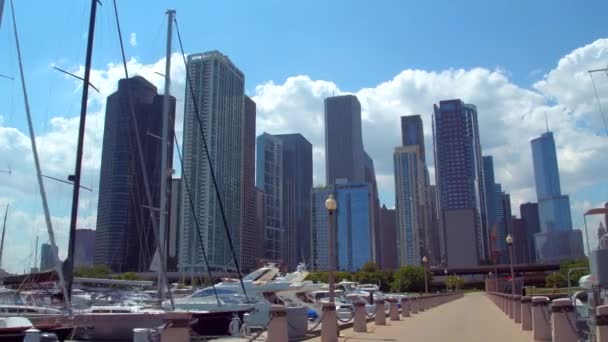 ボートやシカゴの高層ビル — ストック動画