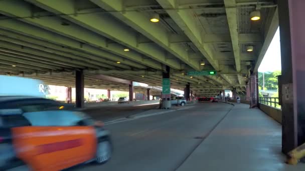Voetpad onder Chicago bridge — Stockvideo