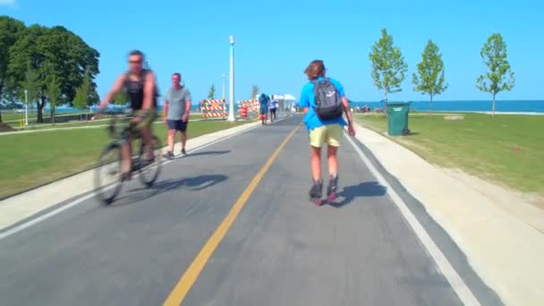 Rollerblading on Lakefront Trail Chicago — Stock Video