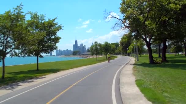 Aktieoptagelser Lakefront Trail på vej til Chicago centrum 4k – Stock-video