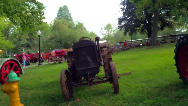 Antiguo tractor de granja oxidado — Vídeo de stock