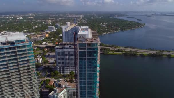 Apartment building flyover Miami Edgewater — Stock Video