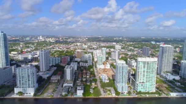 Vuelo aéreo lateral Miami — Vídeo de stock