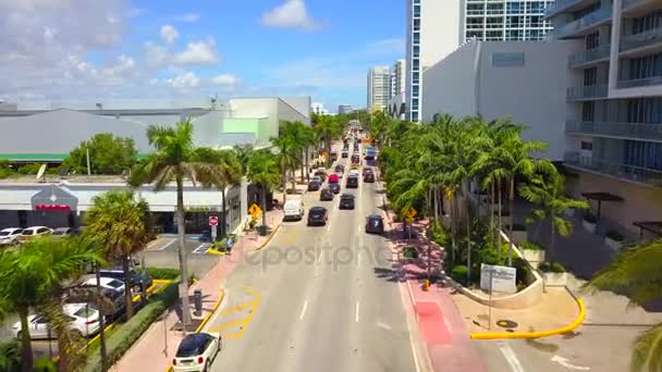 Miami beach flyger över Collins Avenue — Stockvideo