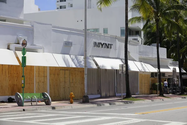 迈阿密海滩飓风 Irma 疏散用木板盖住 — 图库照片
