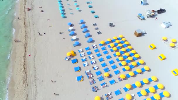 Sombrillas en la arena de playa — Vídeo de stock