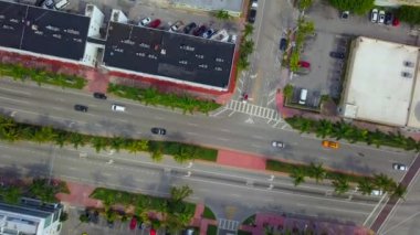 Uçağı Miami sahil boyunca aşağı bakacak şekilde