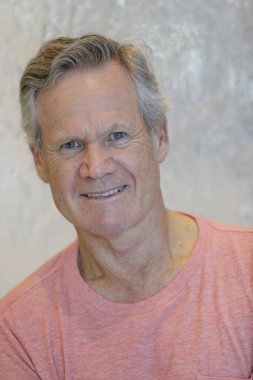 Yakışıklı ihtiyar gülümseyen