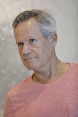 Fotoğraf makinesini kapatın bakarak yakışıklı olgun adam