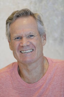 Onun 60 yakışıklı adam kameraya gülümseyen