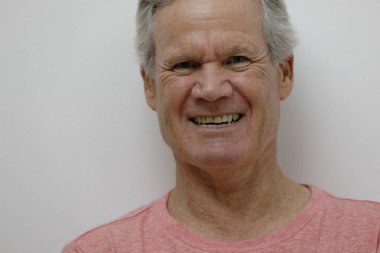 Yaşlı adam büyük bir sırıtma ile