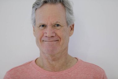 gülümseyen kıdemli mutlu adam