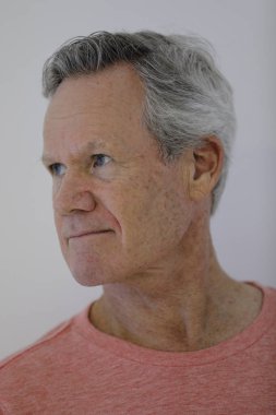 Gri saçlı olgun bir adam portresi