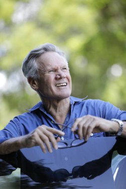 Adam bir açık araba kapının yanında poz