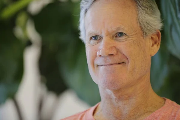 Handsome mature man smiling — Stock Photo, Image