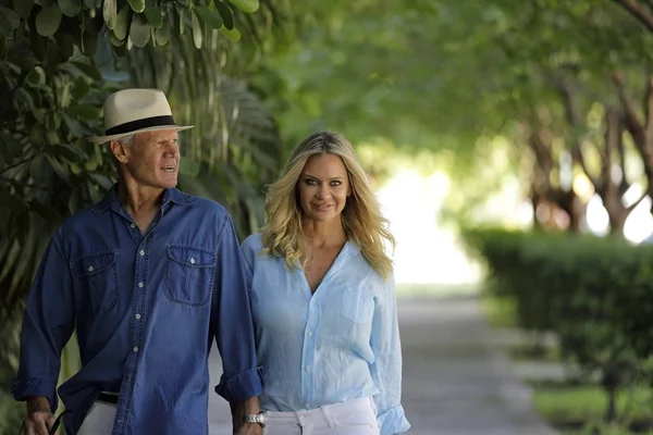 Tendencia pareja madura caminando por la calle — Foto de Stock